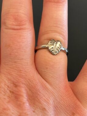 NEW Silver Plated Palm Heart Leaf Ring